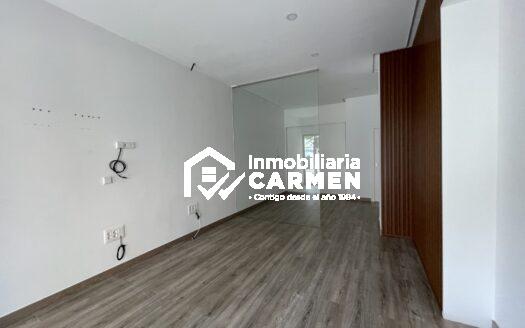 Oficina diáfana con despacho independiente y acabados modernos